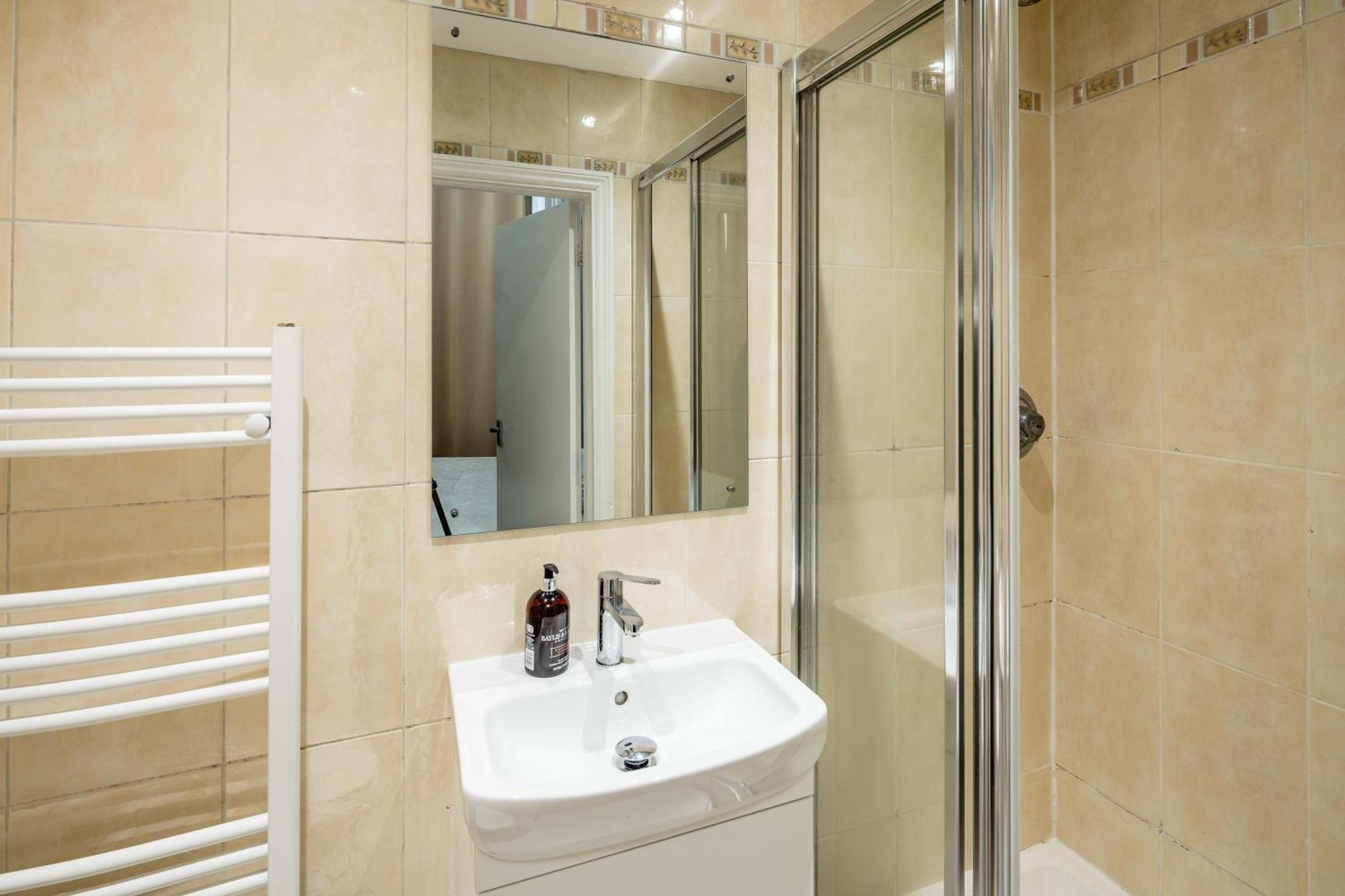 Gloucester Station Gem: 3 Bedroom Oasis Лондон Экстерьер фото